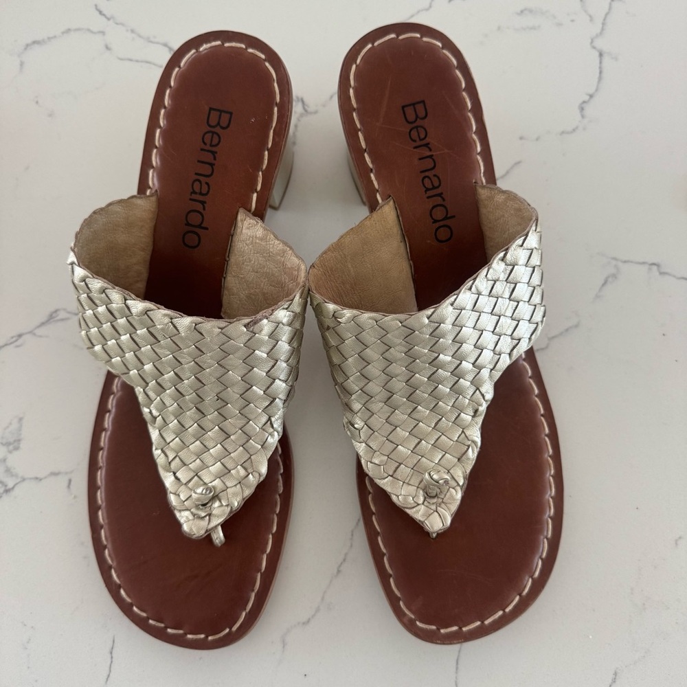 Bernardo Jinx Gold Woven Leather Thong Heels Women’s Size 10M Brazil Sandals